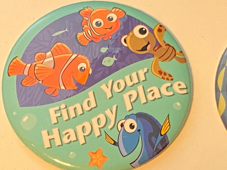 Pin Disney Button Finding Nemo WDW Conjunto de 2 Dory Whale Happy Place Pixar Novo - Imagem 3 de 4