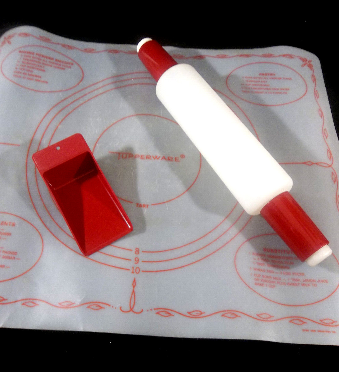 Tupperware Rolling Pin And Mat