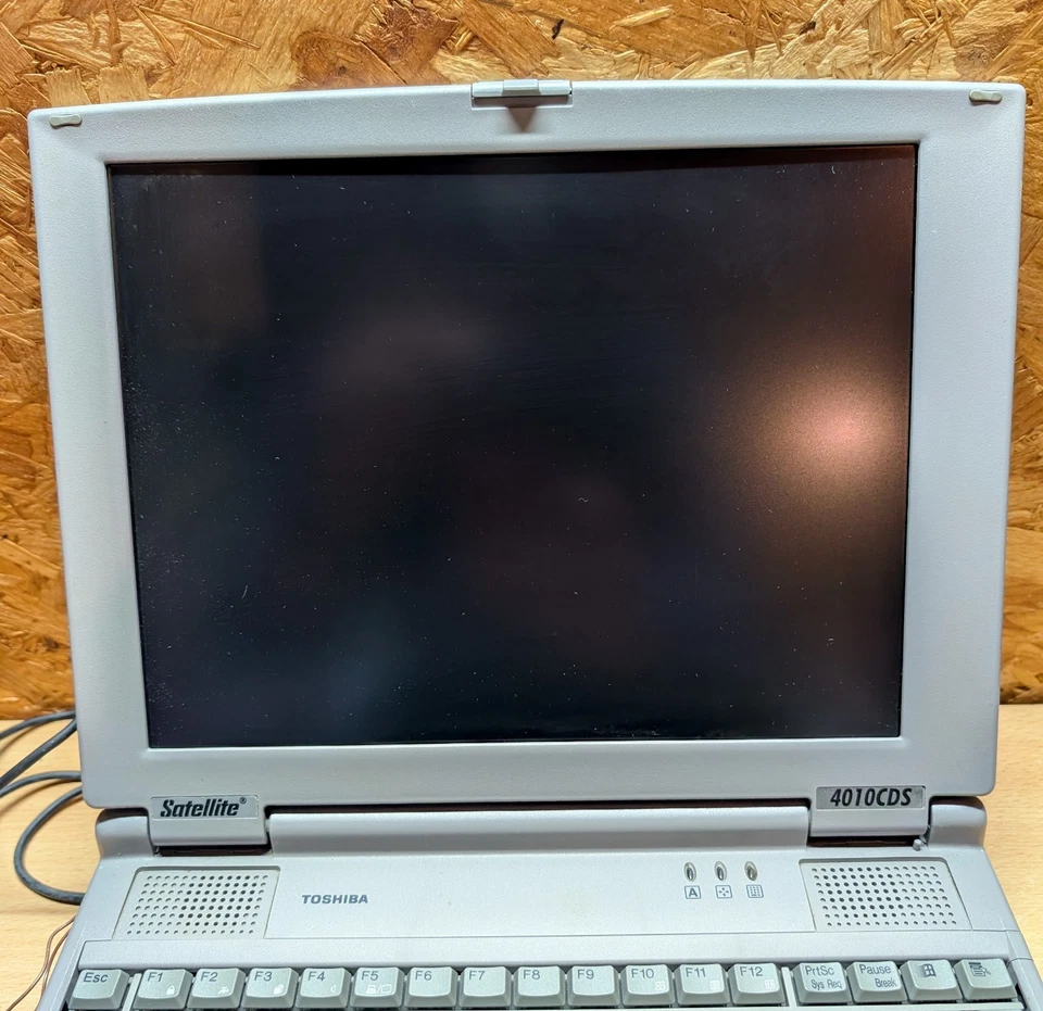 Vintage Toshiba Satellite 4010CDS Laptop *Spares/Repairs* - Image 2 of 4