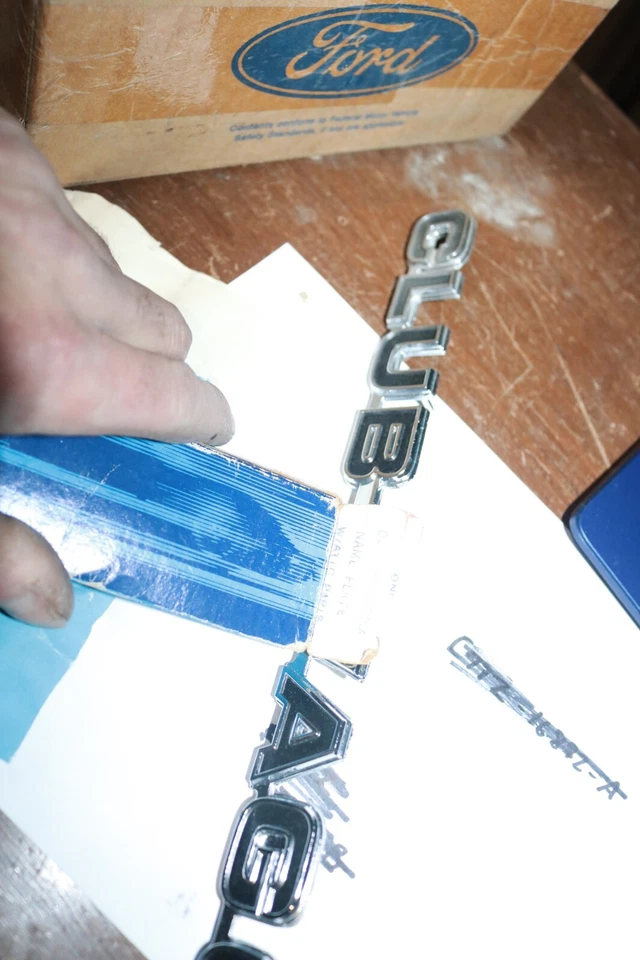 Nuevo de Lote Antiguo Ford 1974-79 Econoline Club Wagon emblema D5UZ-2225622-A Foto 2 de 4