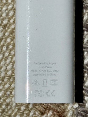 Apple Thunderbolt 3 (USB-C) to Thunderbolt 2 Adapter A1790 - Picture 2 of 2