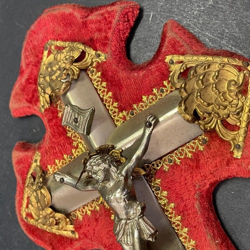 Weihkranz mit Christusdekor am Kreuz aus Metall und Kunststoff auf Samtboden - Bild 5 von 9