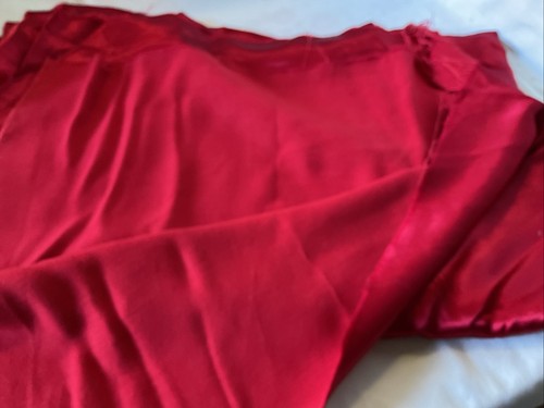 Materiale raso rosso 3’ iarde x 44”. - Foto 2 di 3