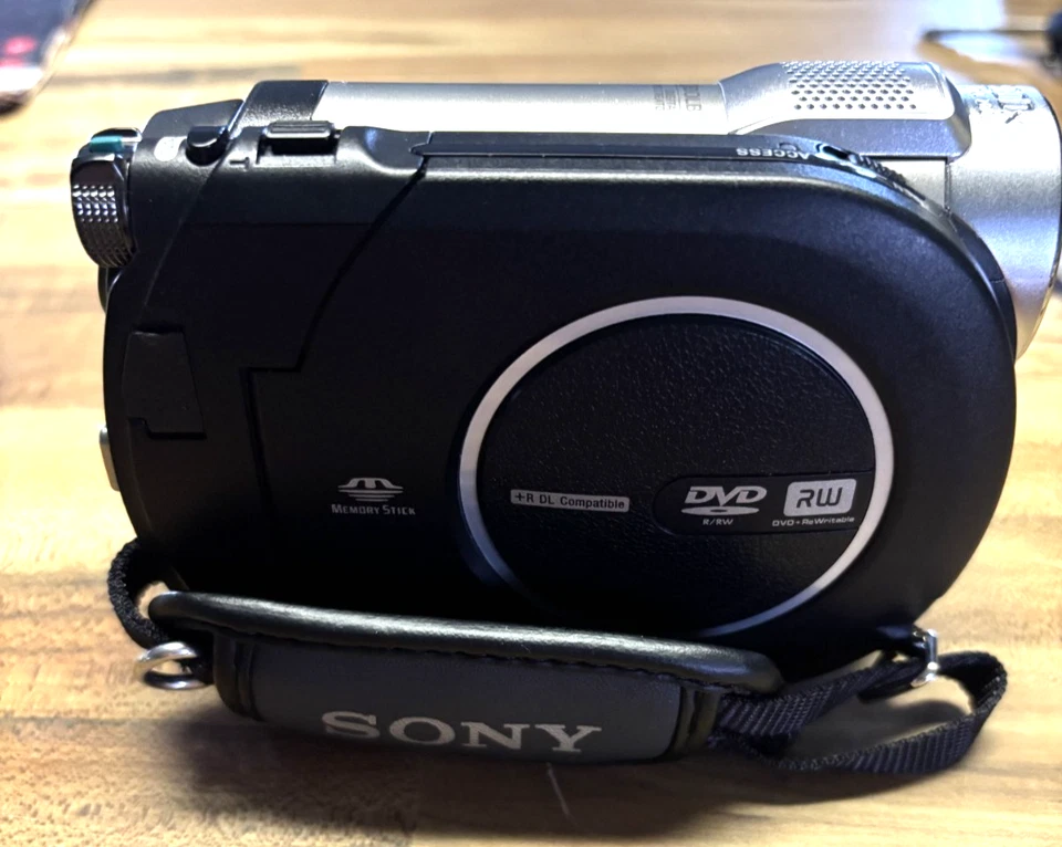 Sony DCR-DVD650 Hybrid DVD 60x Optical Zoom Wide LCD Recorder Handycam Camcorder - Image 2 of 4