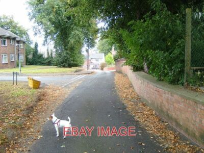 FOTO DONISTHORPE HERBST IST HIER ZEUGE VON HERBSTLAUB AUF SCHMALER GASSE. 2007