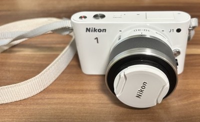 Nikon 1 J1 Digitalkamera, 10.1MP, 10-30mm Objektiv mit AF-Fehler