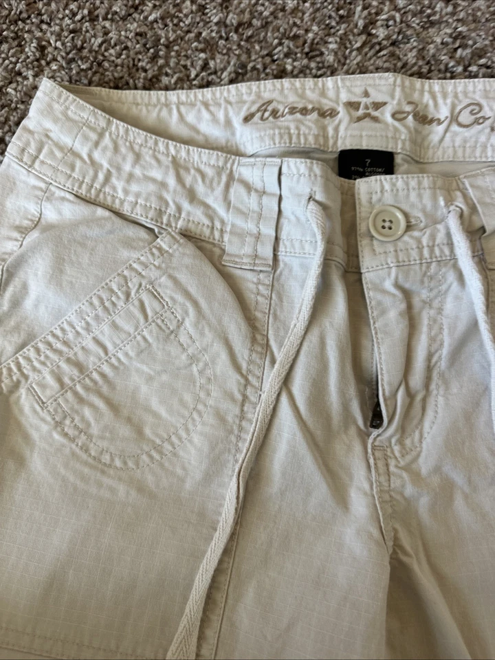 Pantalones capri Arizona Jean Co Juniors talla 7 (medidas 30X18) beige claro pierna acanalada Foto 3 de 4