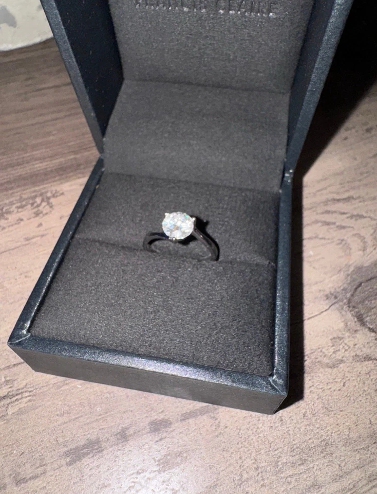 Francis Claire Niara Sterling Silver Moissanite Ring. US 5. — 第 3/4 张图片