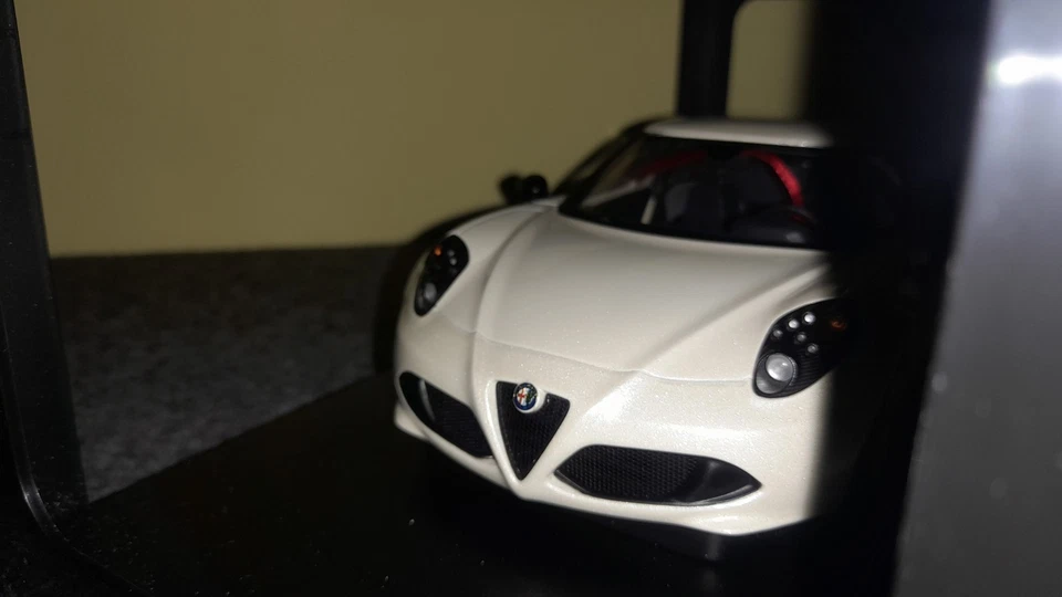 Autoart 1/18 Alfa Romeo 4C Coupe pearl white 2013 - Immagine 2 di 4