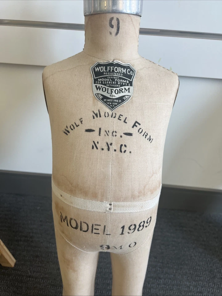 Maniquí Vintage Wolf Child Vestido Forma 9 Meses Modelo 1989 NYC Foto 2 de 4