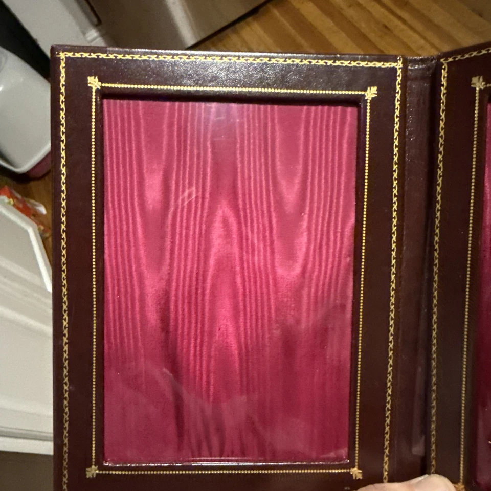 Marco doble de terciopelo rojo con ribete dorado de cuero marrón Foto 2 de 4