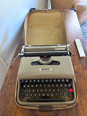 Olivetti Lettera 22 Manual Portable Vintage Steel Typewriter w/ Case