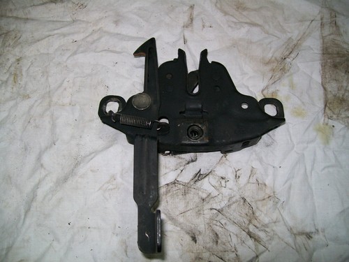 Nissan Micra K11 Motorhaubenverriegelung