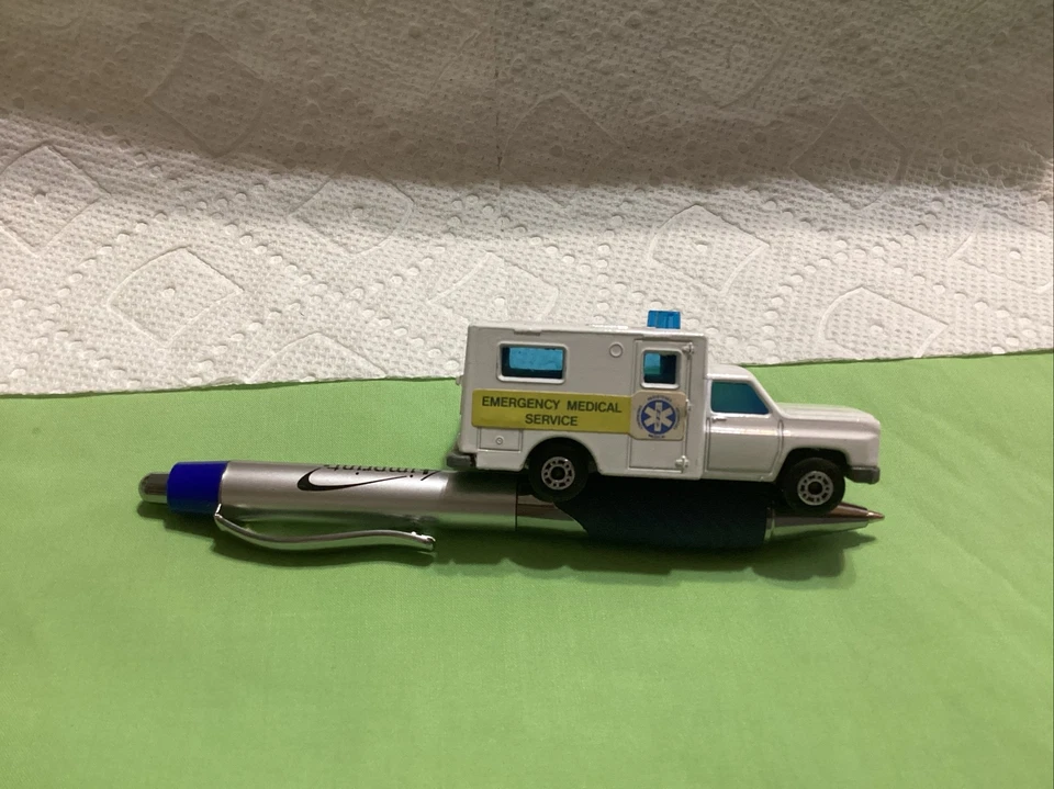 Matchbox Super Fast Emergency Medical Service Vehicle 1:64 Die Cast,#41 - Image 2 of 4