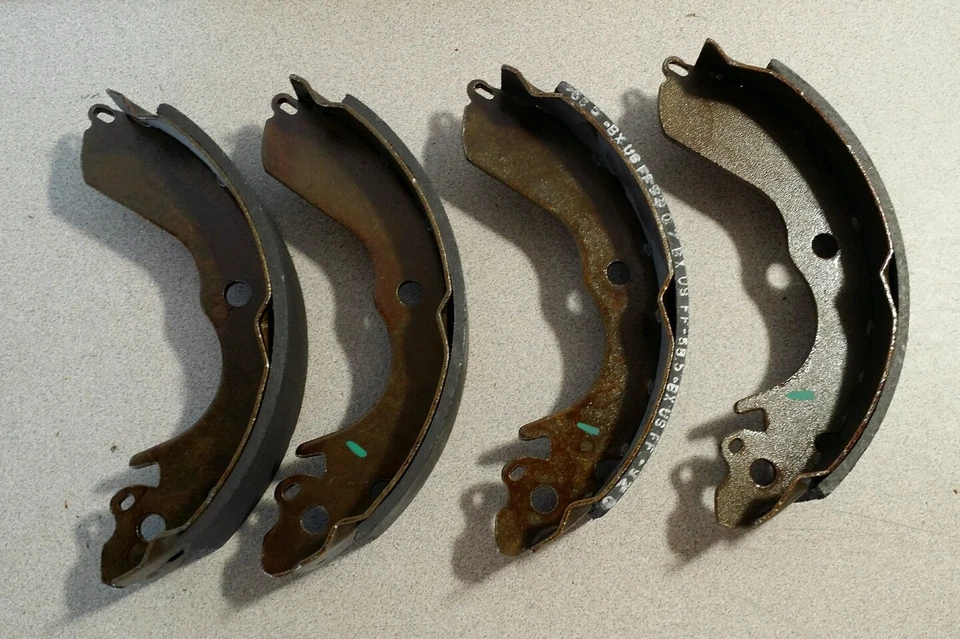 Zapata de freno de tambor con revestimiento Bendix R644 - 2 puertas traseras, se adapta a vehículos enumerados en la tabla Foto 4 de 4