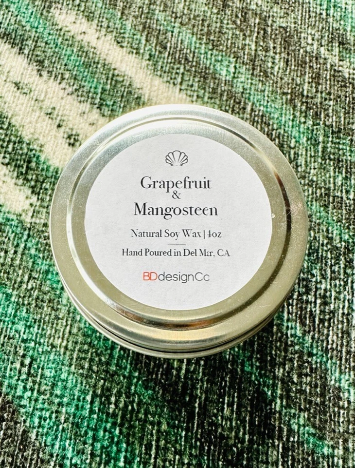 Vela de cera de soja de pomelo y mangostán de 4 oz en lata de plata Foto 2 de 2