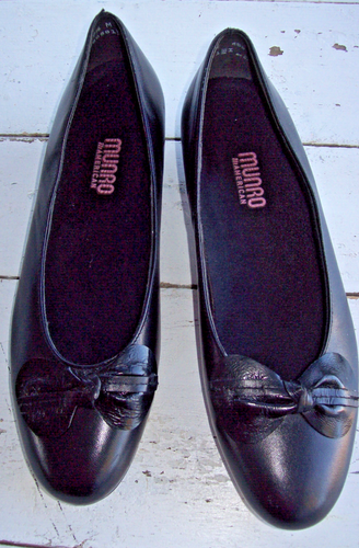 Munro American Low Heel Pumps w/Bow~Black Leather~Round Toe~9.5 M