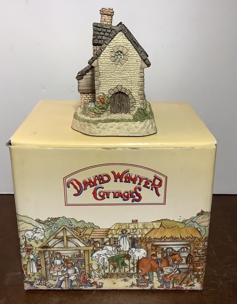 MT728 David Winter Cottages British Traditions Guy Fawkes Box, COA