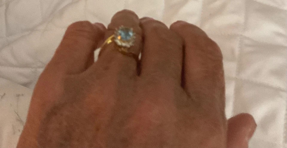 Кольцо из желтого золота 18 карат HGE размер 7 1/2 с синим фианитом основным камнем и маленьким белым фианитом - Изображение 4 из 4