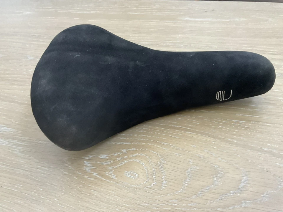 Sillín negro con logotipo Univega vintage Selle Italia estilo gamuza años 80 en muy buen estado Foto 2 de 4