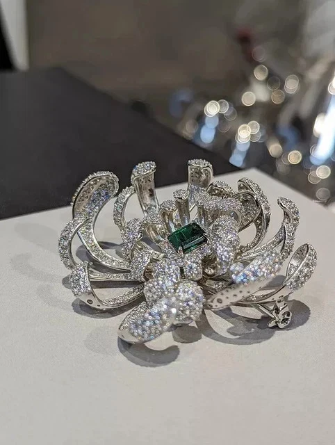 Broche broche flor pétalo esmeralda 3 quilates corte ceniza creado en laboratorio chapado en oro blanco de 14 quilates Foto 3 de 4