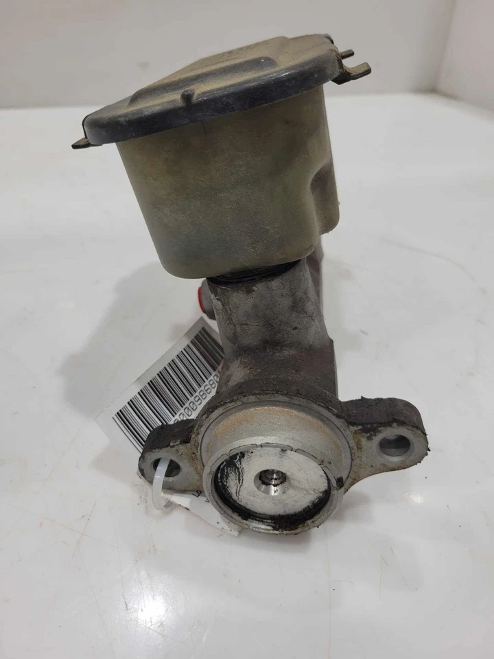 1994 - 1998 Chevy C/K 1500 Brake Master Cylinder Assembly OEM 18029967 - Image 3 of 4