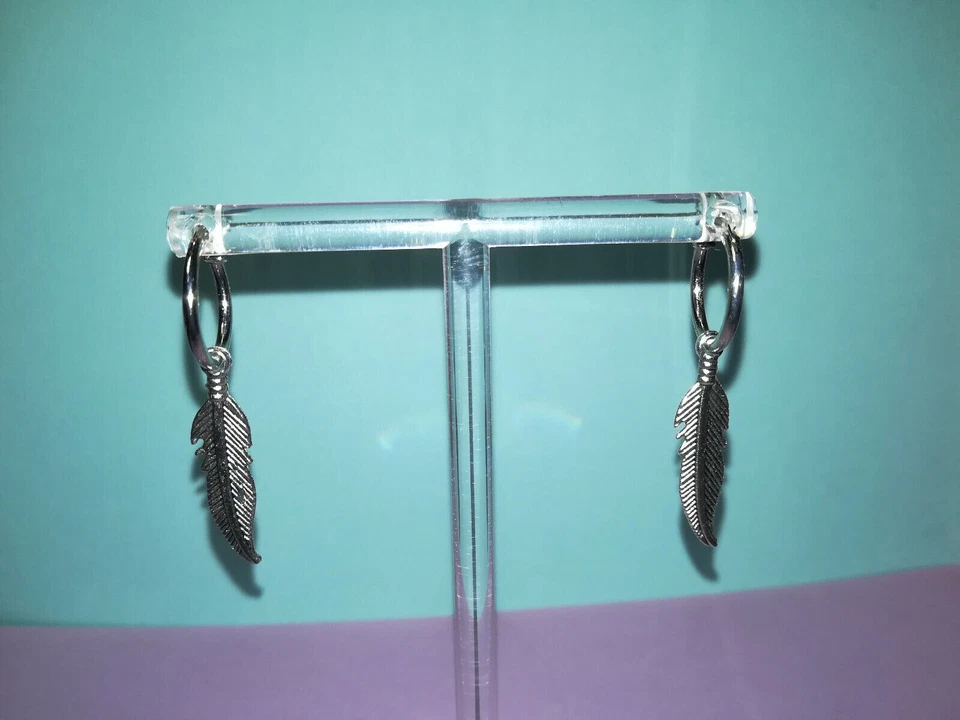 Orecchini a Cerchio Uomo Donna Cerchi con Piuma Pendente Colore Argento Unisex - Immagine 2 di 3