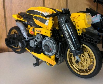 2077 Futuristic Motorcycle Harley Davis  Building Bricks Block Set 679pc Toy Kit