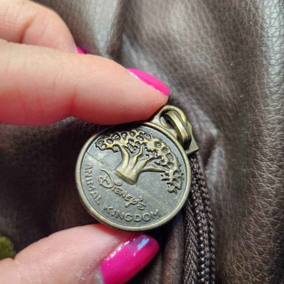 Mochila Animal Kingdom Walt Dinsey World Marrón Bordada Clásica Viaje De Colección Foto 4 de 4