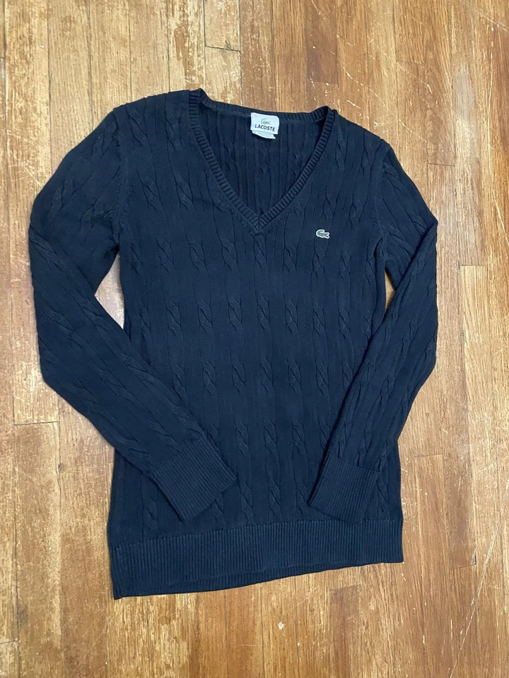Suéter vintage de punto acanalado negro Lacoste bordado cuello en V para mujer talla 42” Foto 2 de 4