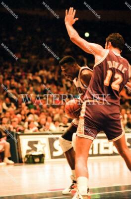 EY381 Patrick Ewing NY Knicks - Vlad Divac Lakers 8x10 11x14 16x20 Photo