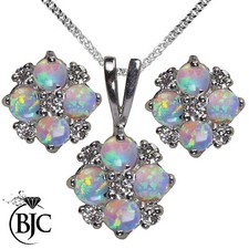 9ct Oro Blanco Intenso Ópalo & Diamante Colgante Collar & Dormilonas Set