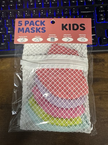 Lot of 40 Items.....14- 5 Pack Kids Masks and 26- 10 Pack Disposable Masks - Afbeelding 1 van 5