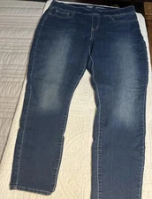 Levi's Signature Women's Totally Shaping Pull On Med Wash Sz 18M 34”W 30”Inseam