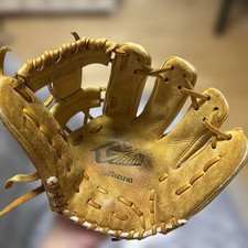 Mizuno Gachi Right-handed Throwing Glove Orange