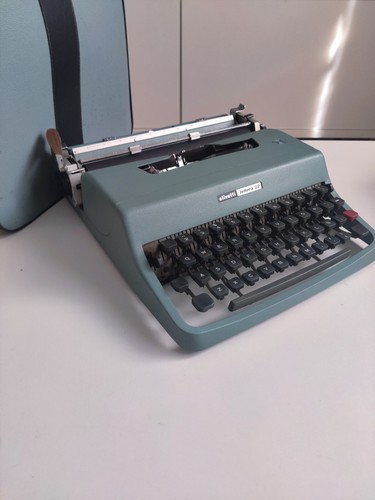 OLIVETTI LETTERA 32 TYPEWRITER. 1971. MADE IN MEXICO. SPANISH LAYOUT. Ñ. H CASE