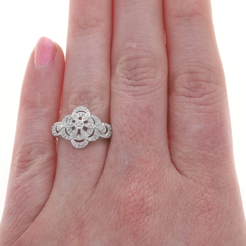 Anillo con racimo floral de diamantes de oro blanco - 14 k único .15 ctw Foto 2 de 4