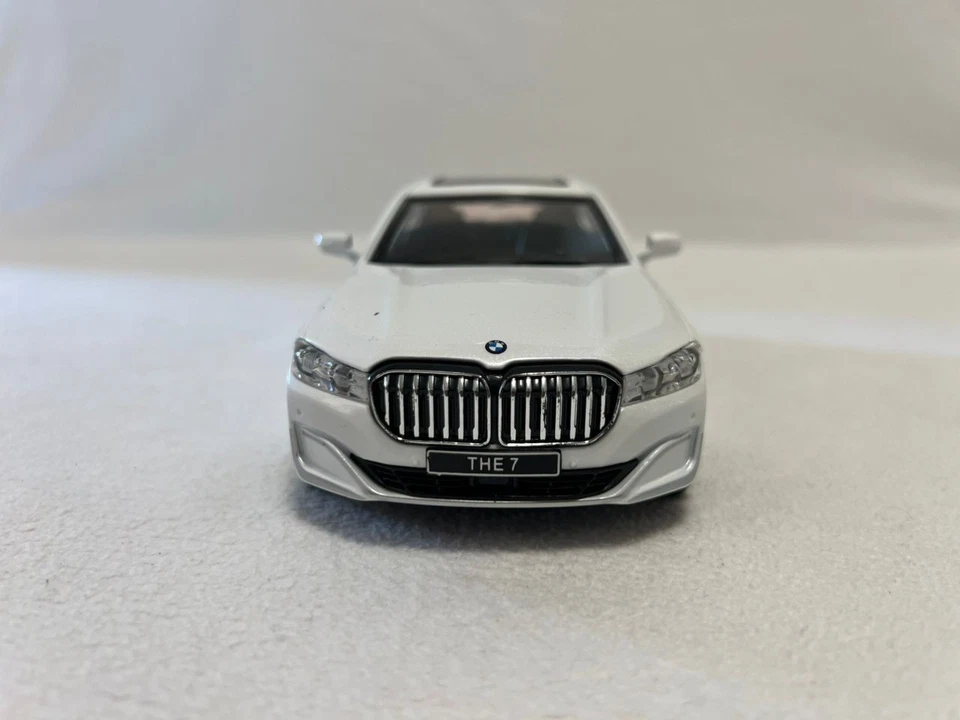 1:24 BMW 7 Series 760 LI 2025 Diecast Car Model Sound Light Kids Birthday Gift - Image 3 of 4
