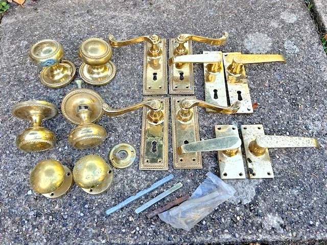 Lote de trabajo perillas de puerta de latón recuperado vintage manijas accesorios para restauración Foto 3 de 4