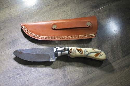 Sleek Damascus knife with multi colored ceramic handle & leather sheath - Picture 2 of 3