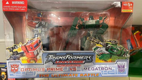 New-Transformers Universe-The Ultimate Battle-Optimus Prime vs Megatron - Picture 5 of 7