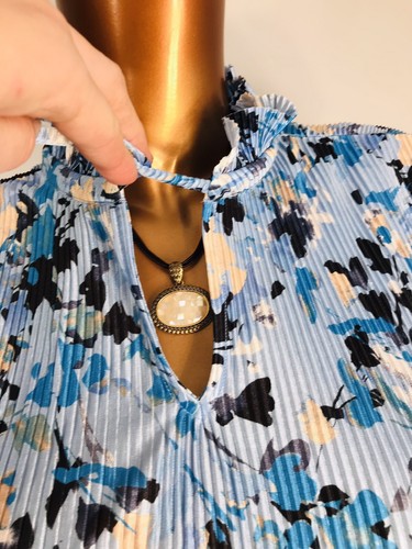 Anne Klein M Top Floral Print Sleveeless Neck Tie Blouse Blue Logo Shirt Cap Slv - Picture 6 of 12
