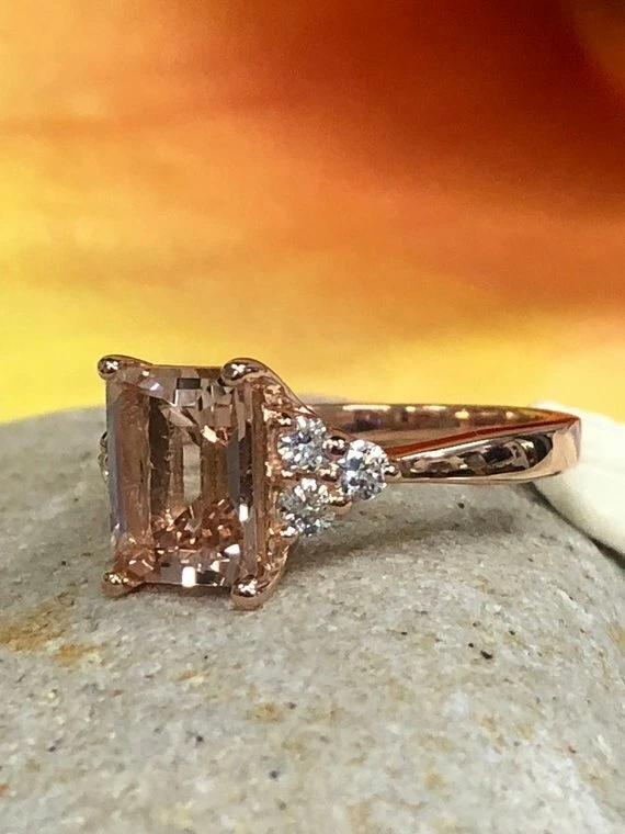 Anillo de compromiso de 3 piedras morganita melocotón creado en laboratorio de 1,9 quilates enchapado en oro rosa de 14 k Foto 2 de 4