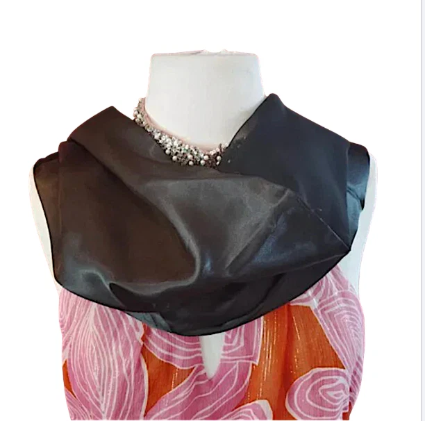 Estola/capa/xale Henri Bendel vintage preto cetim e crepe 68 x 20 - Imagem 2 de 4