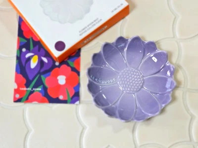 Le Creuset - Bluebell Purple - Provence Sunflower Flower Spoon Rest Holder NIB - Imagen 1 de 4