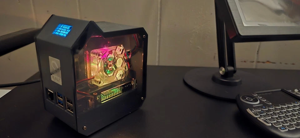 **OFFLINE AI** Raspberry Pi 5 Mini Teclado Monitor de Escritorio Mini Torre Personalizada Foto 4 de 4