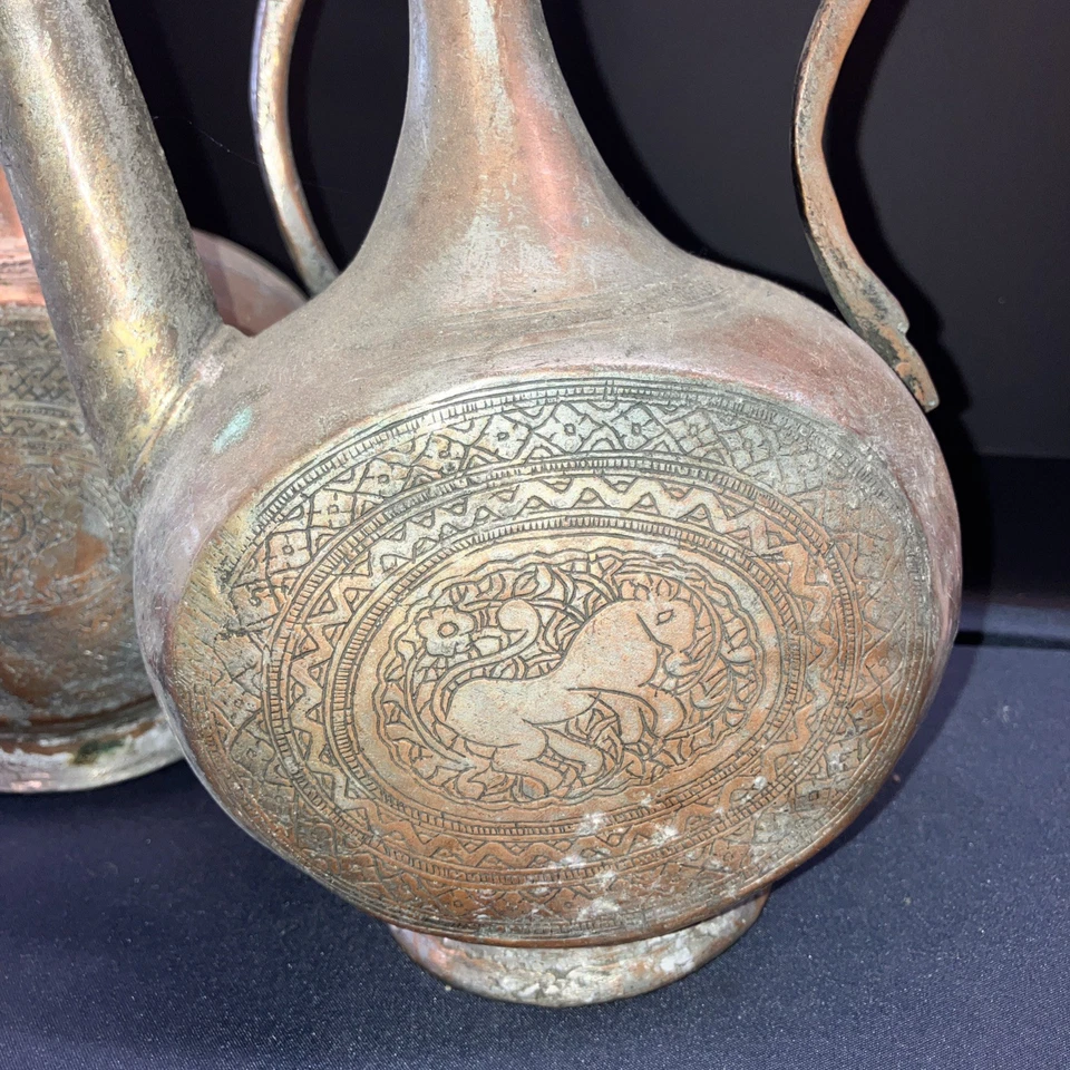 Antiguo par de teteras islámicas de cobre Qajar del siglo XIX grabadas a mano Foto 4 de 4