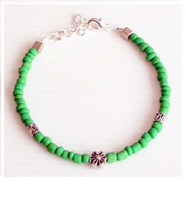 PULSERA DE CRISTALES VERDES Y FLOR PLATEADA P72