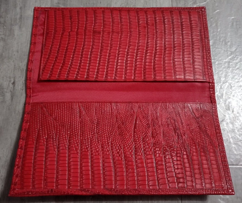 Cartera de chequera suave de cuero triple pliegue en relieve cocodrilo rojo toscano Brahmin - Imagen 5 de 6