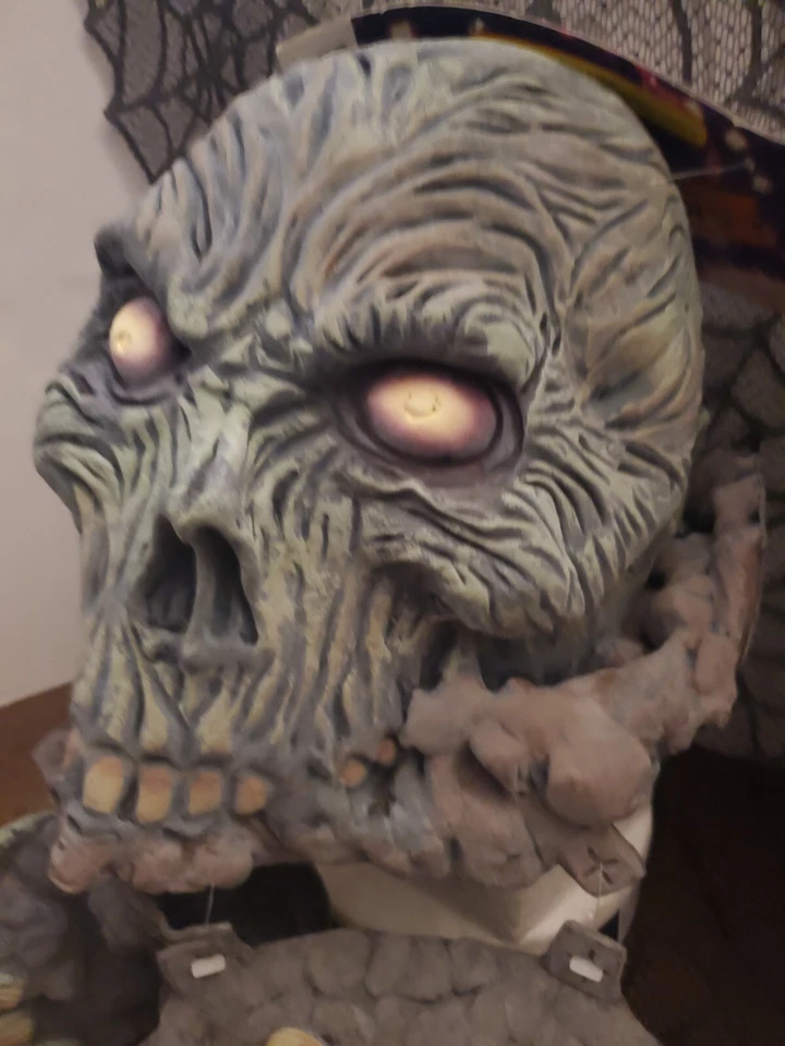 De colección Calavera en la mandíbula con dos manos arte césped utilería fuera del patio Halloween Nuevo Foto 2 de 4